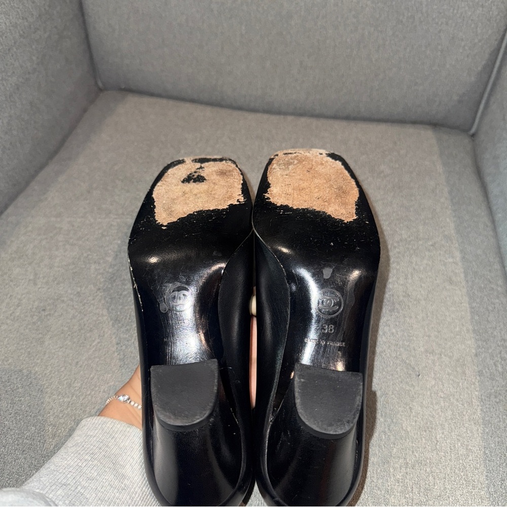 CHANEL Black Heels with CC Logo - Picture 7 of 7
